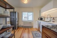 Vintage Tiny House CUTE 1BDRM Big Appeal的厨房或小厨房