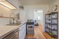 Vintage Tiny House CUTE 1BDRM Big Appeal的厨房或小厨房