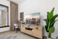 Luxury Studio, 29 Boulevard near Burj Khalifa Downtown - Chalet Homes的电视和&#47;或娱乐中心