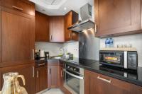 Luxury Studio, 29 Boulevard near Burj Khalifa Downtown - Chalet Homes的厨房或小厨房