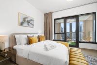 迪拜Luxury Studio, 29 Boulevard near Burj Khalifa Downtown - Chalet Homes的一间带大床的卧室和一个阳台