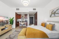 Luxury Studio, 29 Boulevard near Burj Khalifa Downtown - Chalet Homes的休息区