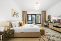 迪拜Luxury Studio, 29 Boulevard near Burj Khalifa Downtown - Chalet Homes的一间带大床和电视的卧室