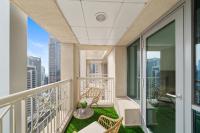 Luxury Studio, 29 Boulevard near Burj Khalifa Downtown - Chalet Homes的阳台或露台