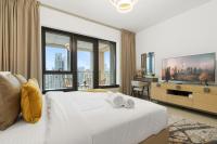 迪拜Luxury Studio, 29 Boulevard near Burj Khalifa Downtown - Chalet Homes的卧室里有一张白色的床和一扇大窗户