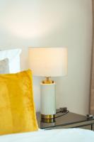 Luxury Studio, 29 Boulevard near Burj Khalifa Downtown - Chalet Homes的休息区