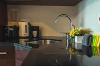 Luxury Studio, 29 Boulevard near Burj Khalifa Downtown - Chalet Homes的厨房或小厨房