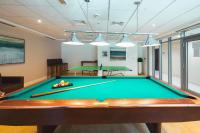Luxury Studio, 29 Boulevard near Burj Khalifa Downtown - Chalet Homes内的一张台球桌