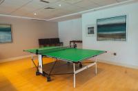Luxury Studio, 29 Boulevard near Burj Khalifa Downtown - Chalet Homes内部或周边的乒乓球设施