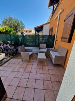 Villa 6p piscine spa privatif wifi proche des plages的阳台或露台