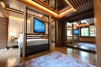 Hanami Design Hotel的电视和/或娱乐中心