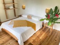 福尔图纳Casa Yami Lodge的带床和花瓶的卧室