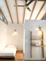 福尔图纳Casa Yami Lodge的带床和吊扇的卧室