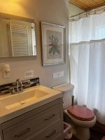 Great Gorge Guesthouse - Walk to the Falls, the Casino and all Downtown Restaurants - Across from the Aquarium的一间浴室