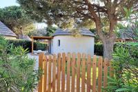 乐巴凯尔斯LA CASETA, Gîte 4 étoiles entre mer et lac marin的小屋前的木栅栏