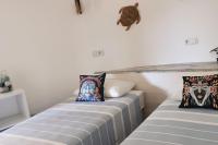 LA CASETA, Gîte 4 étoiles entre mer et lac marin客房内的一张或多张床位