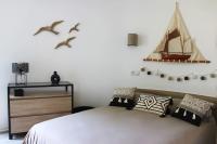 乐巴凯尔斯LA CASETA, Gîte 4 étoiles entre mer et lac marin的卧室配有一张床,墙上有一条船