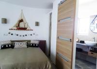 LA CASETA, Gîte 4 étoiles entre mer et lac marin客房内的一张或多张床位