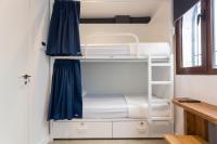 Malaga Stop Hostel AB客房内的一张或多张双层床