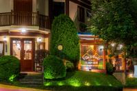 坎波斯杜若尔当Pousada D&#39;Biagy Raízes的正面有钟的建筑物