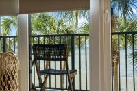 德斯坦Sandestin Bayfront Studio with balcony and breathtaking views的阳台上的一把椅子，可以欣赏海景