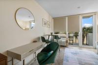 Sandestin Bayfront Studio with balcony and breathtaking views的休息区