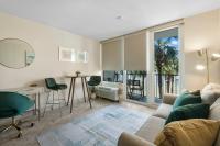 德斯坦Sandestin Bayfront Studio with balcony and breathtaking views的带沙发和桌子的客厅