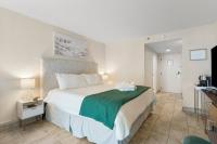 Sandestin Bayfront Studio with balcony and breathtaking views客房内的一张或多张床位