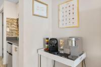 Sandestin Bayfront Studio with balcony and breathtaking views的厨房或小厨房