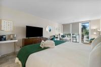 Sandestin Bayfront Studio with balcony and breathtaking views客房内的一张或多张床位