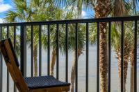 Sandestin Bayfront Studio with balcony and breathtaking views的阳台或露台