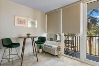 Sandestin Bayfront Studio with balcony and breathtaking views的阳台或露台