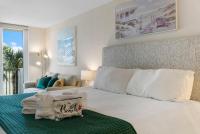 Sandestin Bayfront Studio with balcony and breathtaking views客房内的一张或多张床位