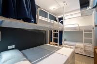 马拉加Malaga Stop Hostel AB的一间带两张双层床的卧室