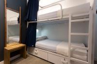 马拉加Malaga Stop Hostel AB的有两张双层床和一面镜子的房间