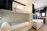 马拉加Malaga Stop Hostel AB的一间有两张双层床的房间