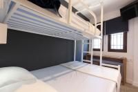 马拉加Malaga Stop Hostel AB的一间带两张双层床的卧室