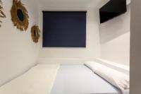 Malaga Stop Hostel AB的电视和&#47;或娱乐中心