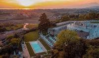 Relais Forte Benedek Wine & SPA - Adults Only内部或周边的泳池