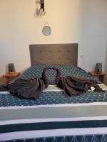 Villa 6 couchages spa privatif, accès direct mer, piscine客房内的一张或多张床位