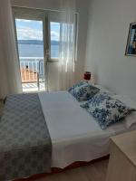 Apartments with a parking space Pisak, Omis - 1009&#x5BA2;&#x623F;&#x5185;&#x7684;&#x4E00;&#x5F20;&#x6216;&#x591A;&#x5F20;&#x5E8A;&#x4F4D;