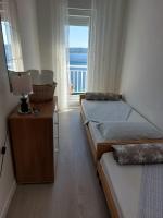 Apartments with a parking space Pisak, Omis - 1009&#x5BA2;&#x623F;&#x5185;&#x7684;&#x4E00;&#x5F20;&#x6216;&#x591A;&#x5F20;&#x5E8A;&#x4F4D;