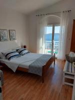 Apartments with a parking space Pisak, Omis - 1009&#x5BA2;&#x623F;&#x5185;&#x7684;&#x4E00;&#x5F20;&#x6216;&#x591A;&#x5F20;&#x5E8A;&#x4F4D;