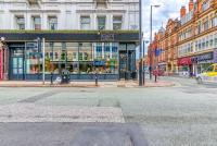 曼彻斯特Malacuna Manchester的商店前面一条空的街道