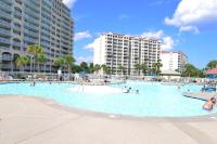 默特尔比奇Waterfront Luxury Huge Condo with 15000sf Pool的一个大型游泳池，里面有人在水里