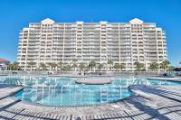 默特尔比奇Waterfront Luxury Huge Condo with 15000sf Pool的大型公寓大楼,设有大型游泳池