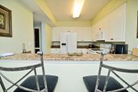 Waterfront Luxury Huge Condo with 15000sf Pool的厨房或小厨房