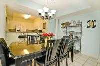 Waterfront Luxury Huge Condo with 15000sf Pool的厨房或小厨房