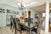 Waterfront Luxury Huge Condo with 15000sf Pool的休息区