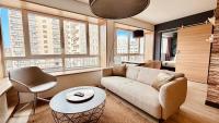 里昂Lost inn Lyon Part dieu -Entre centre ville et gare part dieu -Netflix的带沙发和桌子的客厅